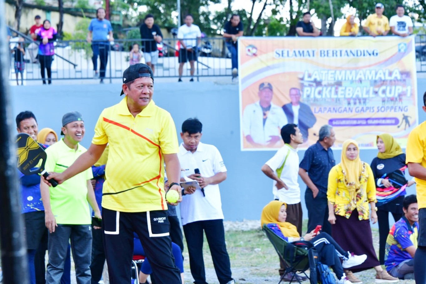 BUKA KEJUARAAN -- Bupati Soppeng H Andi Kaswadi Razak secara resmi membuka Kejuaraan Pickleball Cup 2024 di Taman Gapis Soppeng, Kamis (1/2). 