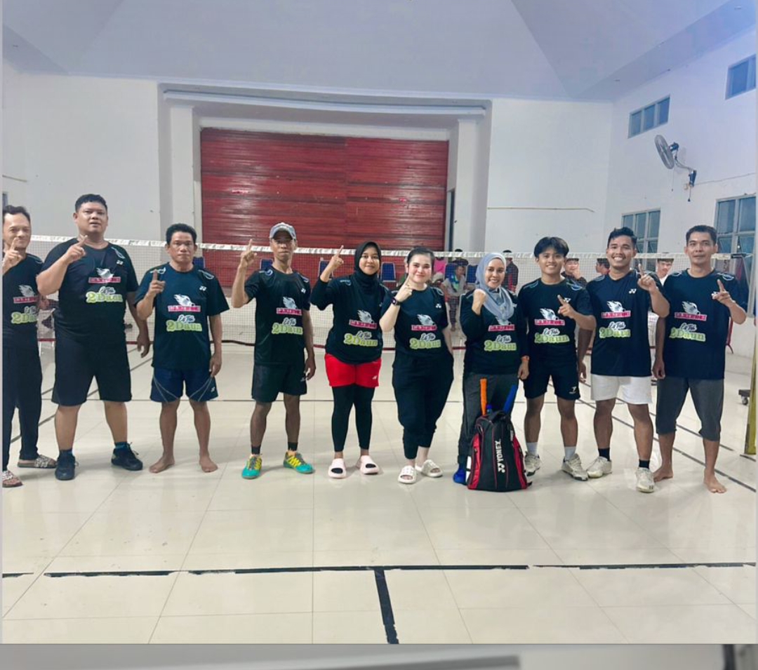 KAWINKAN JUARA -- Tim Bulutangkis Desa Laringgi berhasil mengawinkan gelar juara di Cabor Bulutangkis dalam rangka memperingati HUT RI ke 79 tingkat Kecamatan Maroriawa.