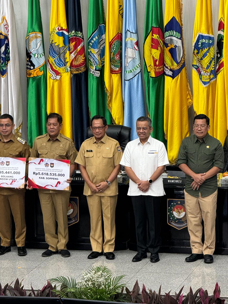 RAKOR -- Bupati Soppeng HA Kaswadi Razak menerima insentif fiskal kinerja tahun berjalan kategori Pengendalian Inflasi Daerah periode pertama pada acara Rakor Pengendalian Inflasi Daerah di Sasana Bhakti Praja Gedung C Lantai III, Kemendagri Senin (5/8).