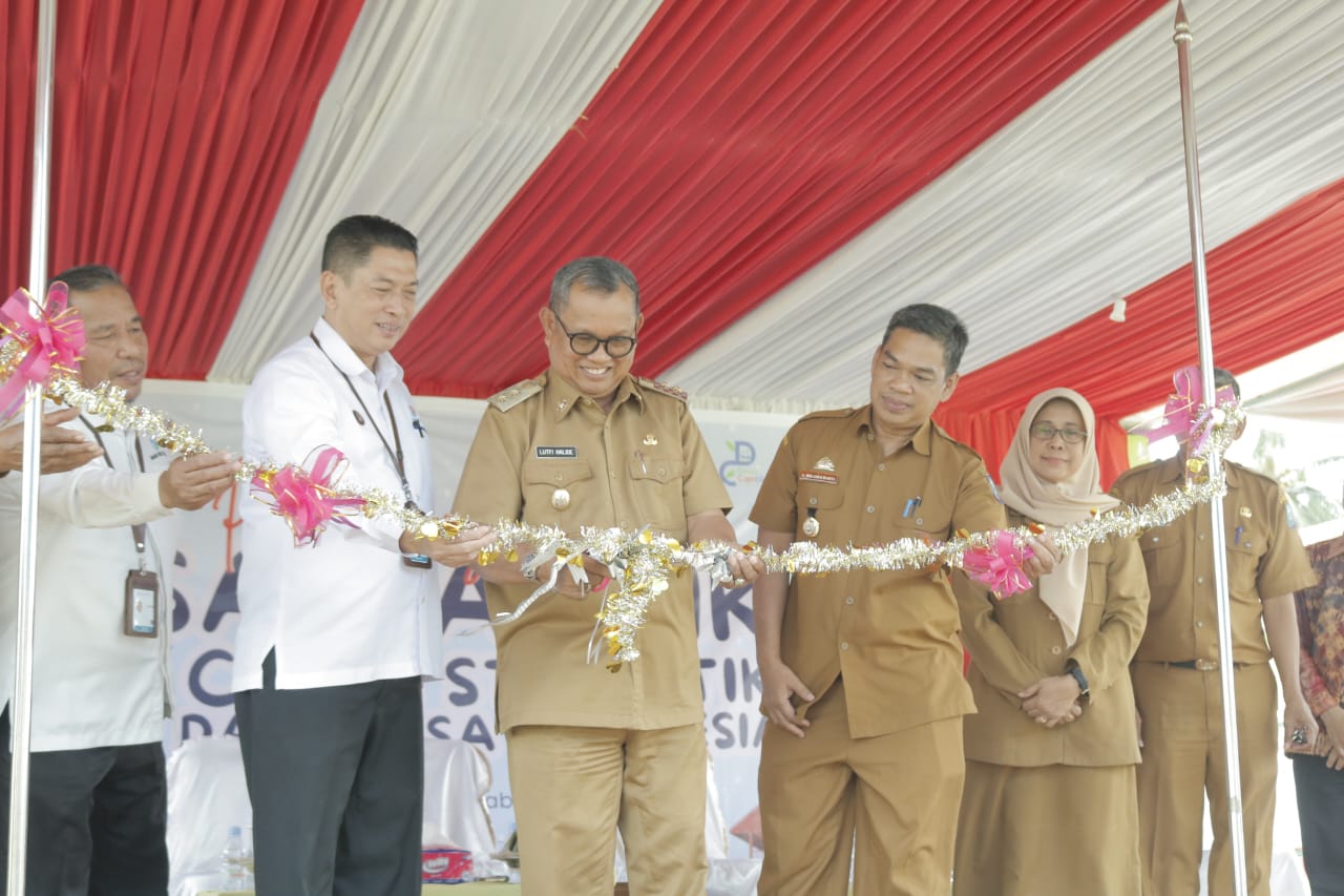 DESA CANTIK -- Wabup Soppeng H Lutfi Halide menghadiri acara Pencanangan Desa Cinta Statistik dan Pencanangan Satu Data Desa Indonesia Tahun 2024 Kabupaten Soppeng di Lapangan Laside, Desa Pattojo Kecamatan Liliriaja, Selasa (27/8).