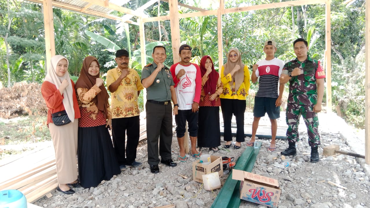 BERBAGI SEMBAKO -- Dandim 1423/Soppeng, Letkol (Inf) Reinhard Haposan Manurung foto bersama usai mengunjungi salah satu warga kurang mampu sekaligus menyerahkan bantuan sembako kepada warga kurang mampu dan bantuan Rumah Tidak Layak Huni (RTLH) kepada Sumiatin, warga Dusun Solie, Desa Pising, Kecamatan Donri Donri, Kabupaten Soppeng, Kamis (22/8).