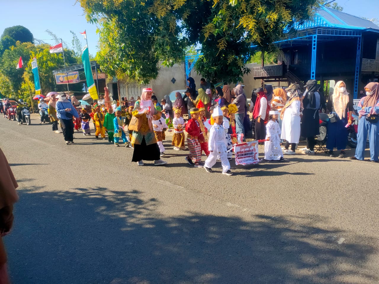 PANAS -- Cuaca panas dan terik matahari yang begitu menyengat tidak menyulutkan semangat peserta lomba gerak jalan tingkat SD, TK dan PAUD yang dipusatkan di Desa Laringgi Kecamatan Marioriawa Kabupaten Soppeng, Rabu (14/8). 