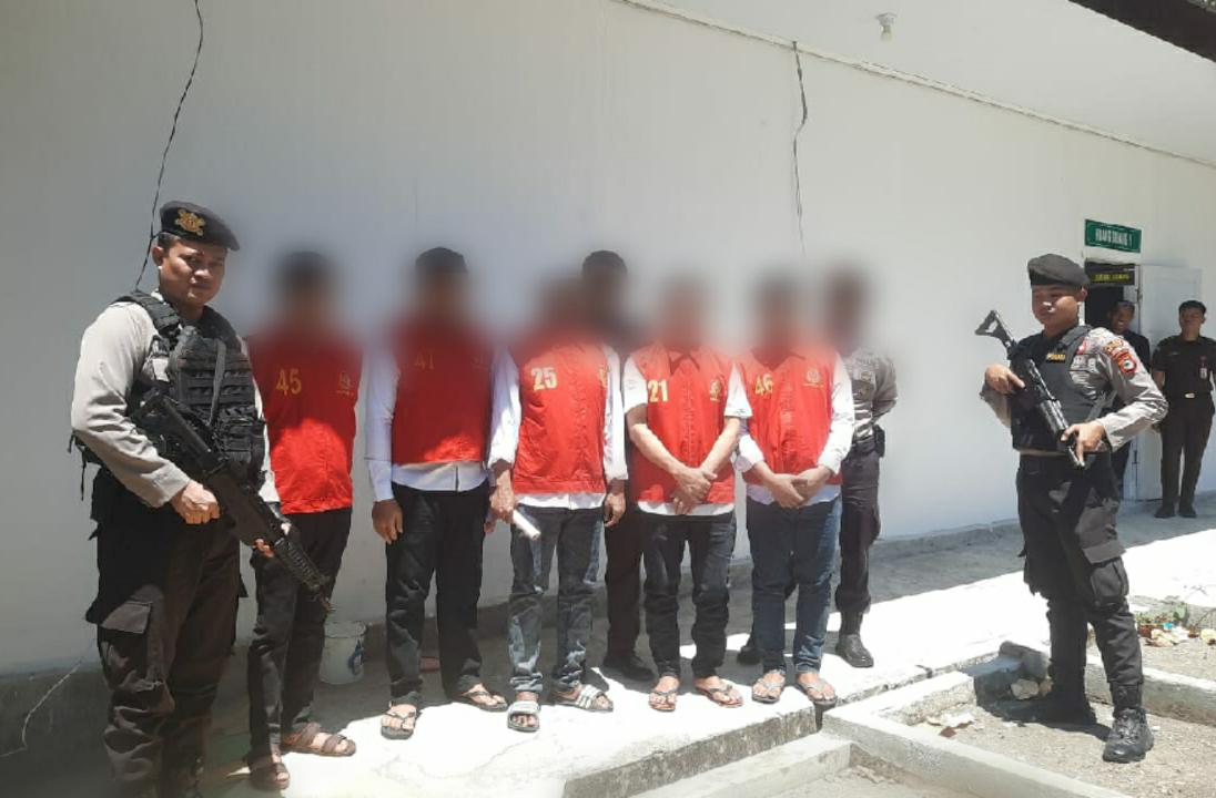 KAWAL KETAT -- Personel Satuan Samapta Polres Soppeng melaksanakan kegiatan pengamanan dan pengawalan persidangan di Pengadilan Negeri Watansoppeng Kabupaten Soppeng, Selasa (20/8)