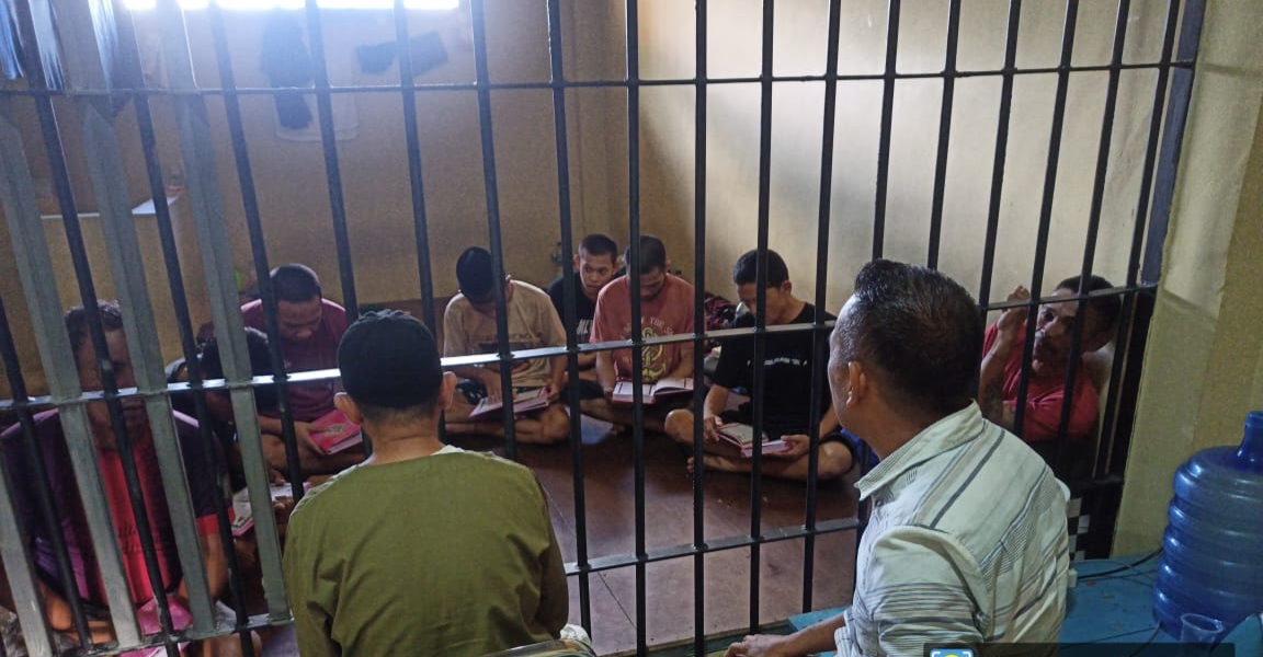 MENGAJI -- Polres Soppeng menggagas program kegiatan Mengaji bagi para tahanan yang beragama Islam yang rutin dilakukan setiap hari Kamis di rumah tahanan Polres Soppeng baru-baru ini.
