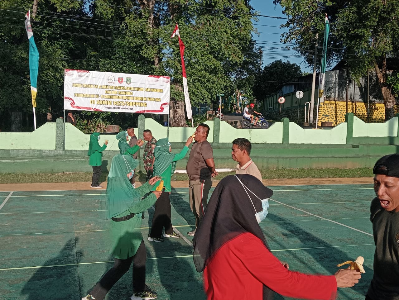 LOMBA -- Kodim 1423/Soppeng menggelar berbagai macam perlombaan di Lapangan Makodim Soppeng, (14/8) dalam rangka memeriahkan Hari Ulang Tahun (HUT) Kemerdekaan ke-79 RI.