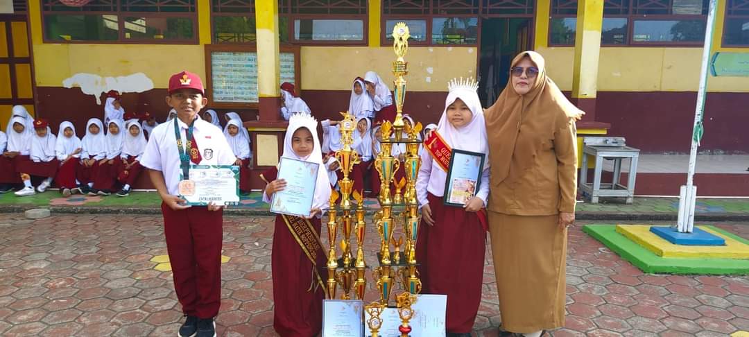 MEDALI PERUNGGU -- Murid SDN 1 Lamappoloware Muh Arziky Herdi Pratama berhasil meraih medali perunggu di nomor kata perorangan putra cabor karate pada Olimpiade Olahraga Siswa Nasional (O2SN) tingkat Provinsi Sulsel yang digelar di SMK 6 Makassar, Minggu (4/8).
