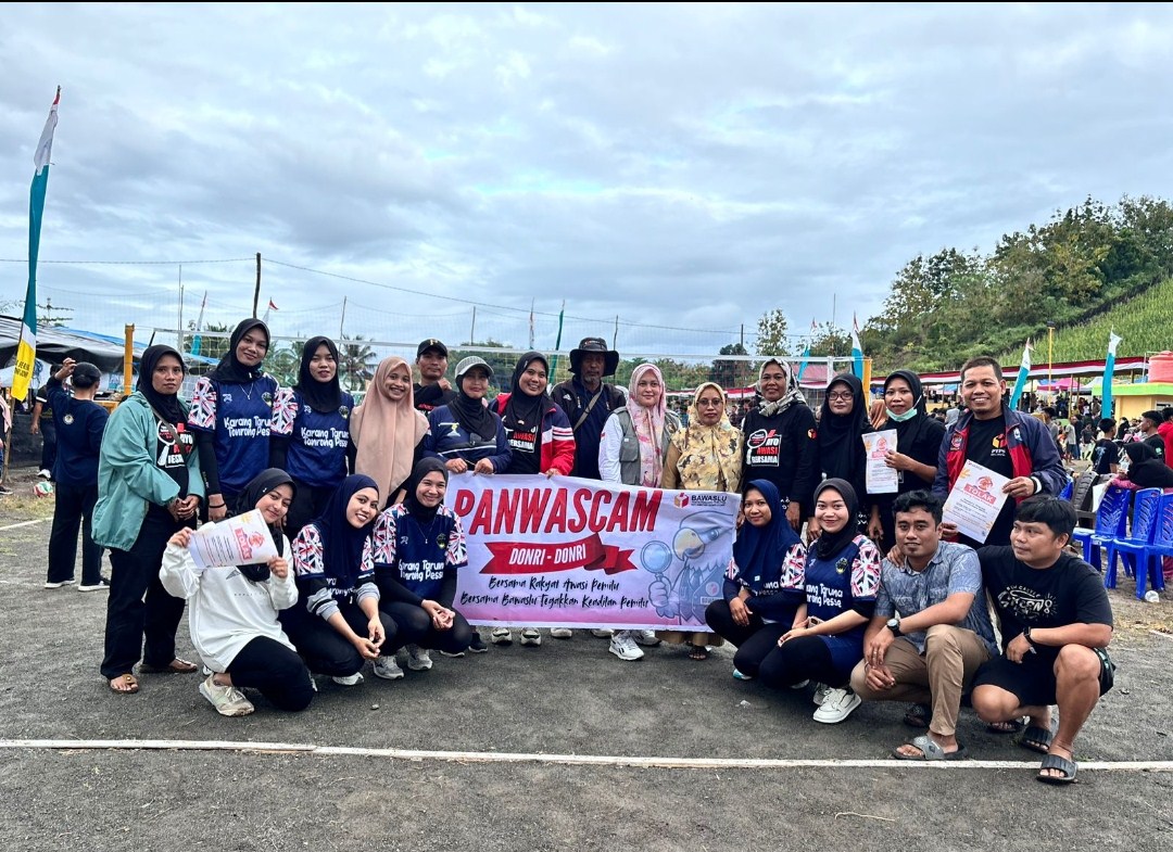 SOSIALISASI -- Panwascam Donri-Donri melakukan sosialisasi terkait peran penting pengawasan masyarakat terhadap pengawasan pada pemilihan serentak 2024, di Lapangan Sepakbola La Mallawa Desa Sering, Selasa (6/8).