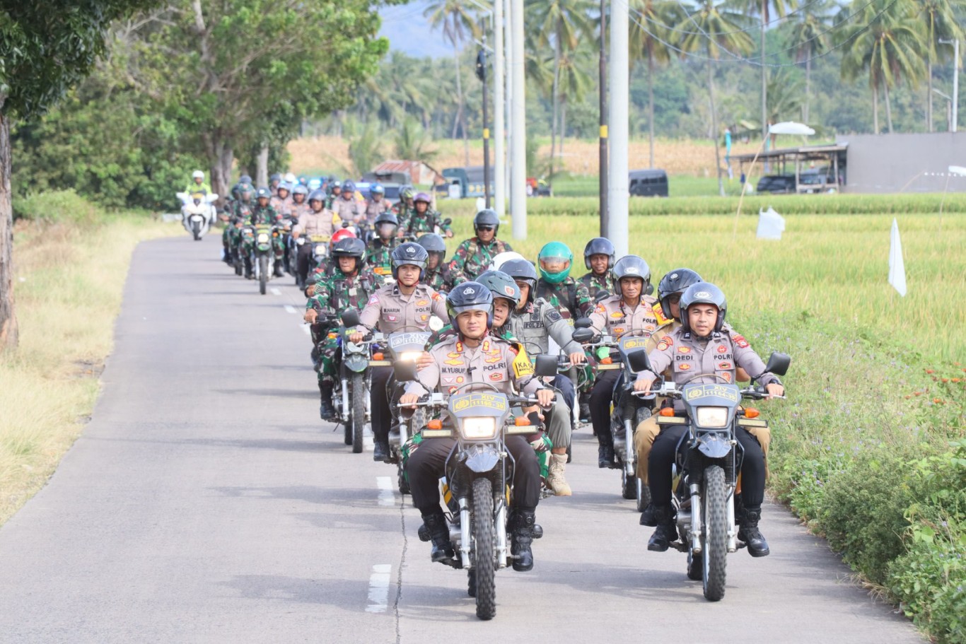 KONVOI -- Kapolres Soppeng AKBP H Muhammad Yusuf Usman memimpin konvoi patroli sinergitas dalam rangka menjaga Kamtibmas menjelang Pemilukada 2024, Senin (5/8).