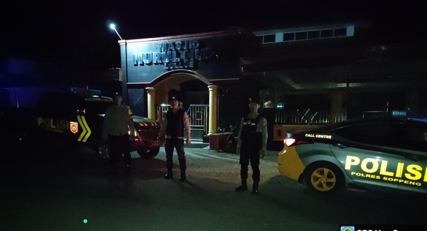 PATROLI -- Regu Patroli Perintis Presisi Satuan Samapta Polres Soppeng bersama personel Polsek Lalabata melaksanakan kegiatan patroli bersinggungan dalam rangka Harkamtibmas di Wilayah Hukum Polres Soppeng Kecamatan Lalabata, Kabupaten Soppeng. Sabtu (10/8).