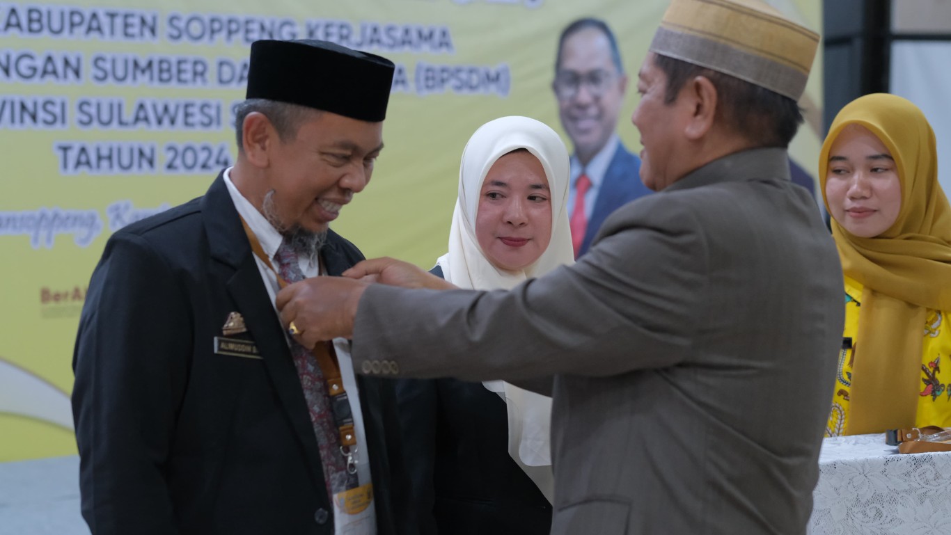 PELATIHAN -- Sat Lantas Polres Soppeng memberikan pelatihan dan pembinaan terhadap pelajar SDN 7 Salotungo Kabupaten Soppeng, Kamis (22/8). 