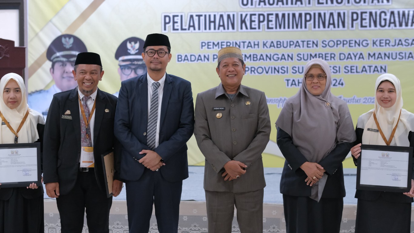 PENGHARGAAN -- Bupati Soppeng HA Kaswadi Razak menyerahkan penghargaan kepada enam peserta terbaik pada acara penutupan PKP Pemkab Soppeng kerjasama BKPSDM Provinsi Sulsel di Aula Maryam Palace Hotel Soppeng, Kamis (22/8).