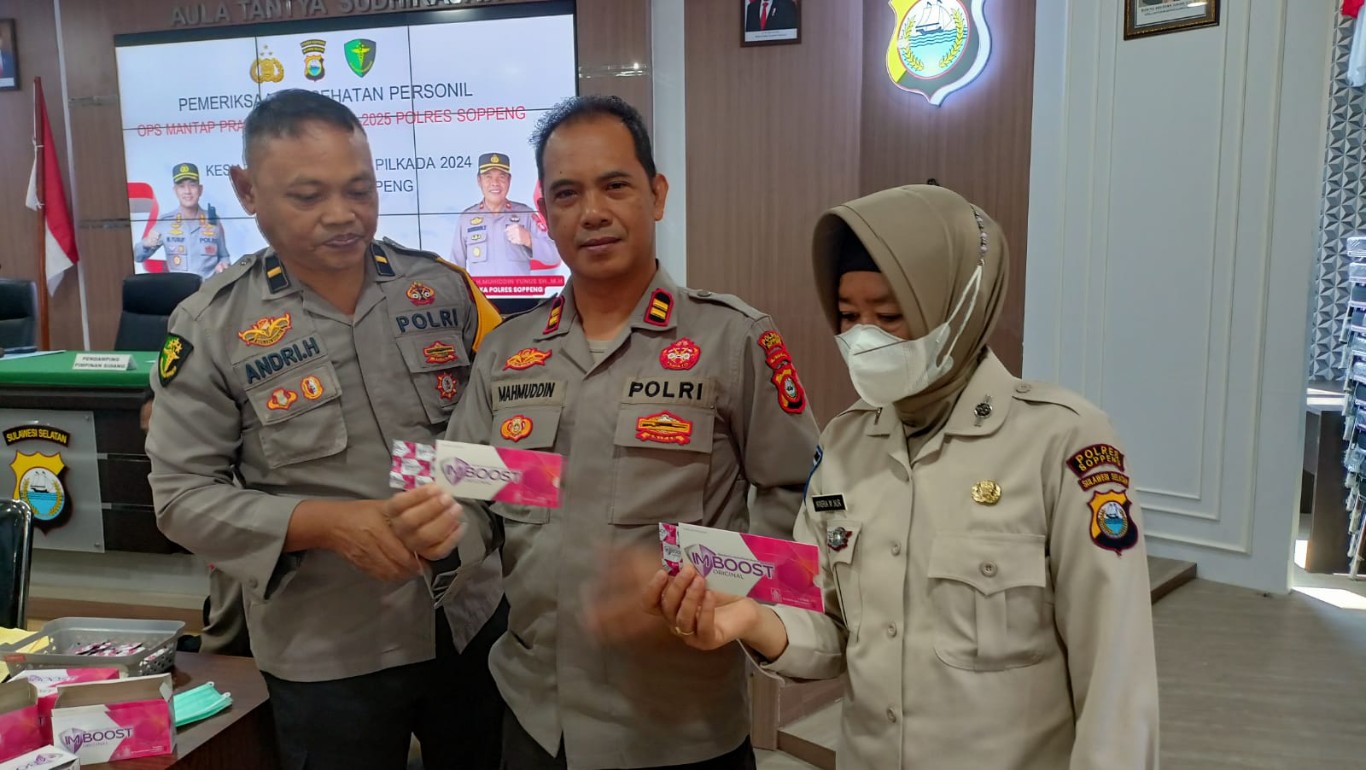 KESEHATAN -- Polres Soppeng melaksanakan kegiatan pemeriksaan kesehatan berkala dalam rangka untuk menjaga kesehatan para personel Polres Soppeng di Aula Tantya Sudhirajati, Rabu (14/8). 