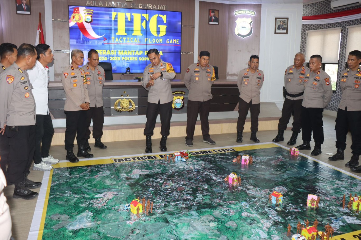 TFG -- Polres Soppeng melaksanakan kegiatan Tactical Floor Game (TFG) di Aula Tantya Sudhirajati Mapolres Soppeng dalam rangka persiapan pengamanan Pemilukada Tahun 2024-2025, Rabu (31/7)  