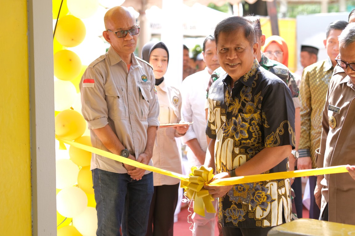 RESMIKAN -- Bupati Soppeng H Andi Kaswadi Razak meresmikan Kantor Perseroda PT Lamataesso Mattappa di Jalan Lamumpatue Kecamatan Lalabata, Jumat (16/8). 