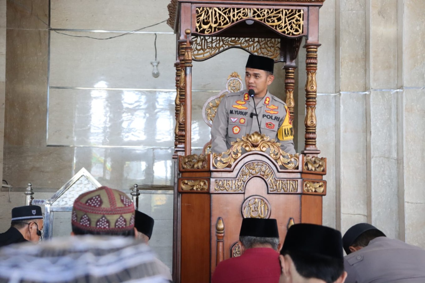 SAFARI JUMAT --  Kapolres Soppeng AKBP H Muhammad Yusuf Usman melaksanakan safari jumat di Masjid Raudatul Muttaqin Desa Pattojo Kecamatan Liliriaja, Jumat (2/8). 