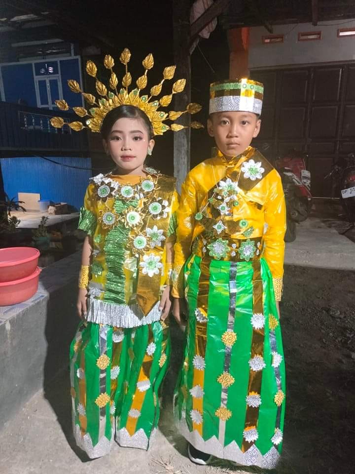 JUARA UMUM -- Tim SDN 57 Kaca Kecamatan Marioriawa yang berhasil menyumbangkan gelar juara pada lomba kreatifitas Pramuka Penggalang pada Perkemahan di Lapangan Sepakbola Lade Welonge Desa Laringgi (15-17/8). Diajang tersebut SDN 57 Kaca keluar sebagai juara umum I 