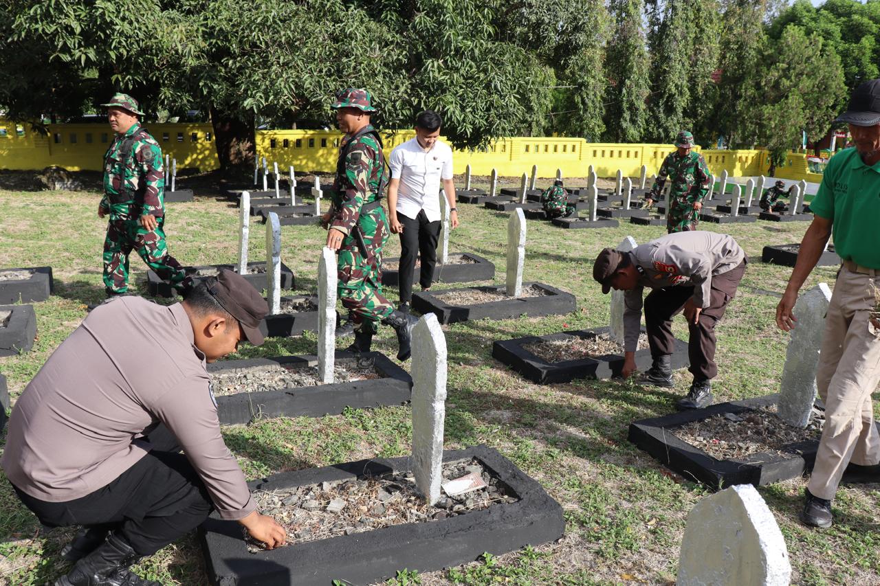 KARYA BAKTI -- Polres Soppeng melaksanakan karya bakti pembersihan Taman Makam Pahlawan di Taman Makam Pahlawan (TMP) Salotungo Kelurahan Lalabata Rilau Kabupaten Soppeng, Rabu (14/8).