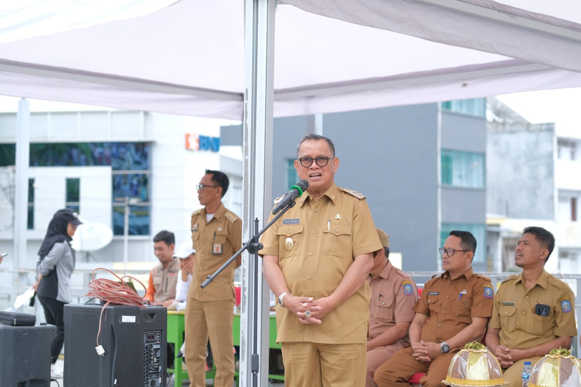 LEPAS -- Wakil Bupati Soppeng H Lutfi Halide melepas 38 peserta karnaval PAUD (TK/RA/KB) se Kabupaten Soppeng dalam rangka memeriahkan HUT ke-79 Kemerdekaan RI Tahun 2024 di Anjungan I Mangkawani Watansoppeng, Senin (12/8).