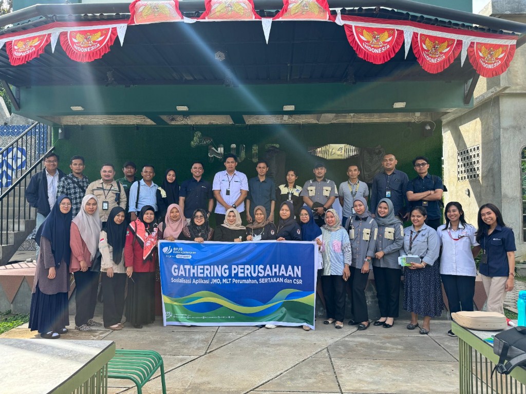 SOSIALISASI -- Kepala BPJS Ketenagakerjaan Palopo, Muminati (tujuh dari kiri bawah) foto bersama perwakilan dari 27 perusahaan yang merupakan peserta BPJS Ketenagakerjaan usai melakukan sosialisasi MLT Kepemilikan Rumah dan Aplikasi JMO kepada peserta.