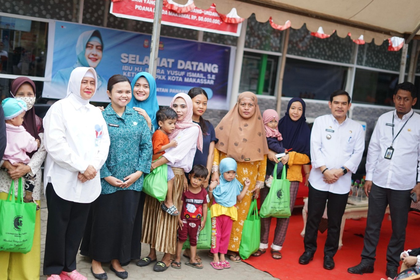 ist TERIMA--Camat Panakkukang M. Ari Fadli bersama Ketua TP PKK Kecamatan Panakkukang Isna Ari Fadli, Sekcam Panakkukang Rendra serta Lurah se Kecamatan Panakkukang, menerima kunjungan Ketua TP PKK Kota Makassar Indira Yusuf Ismail di RSIA Masyita, Kelurahan Tello Baru, Rabu (7/8).
