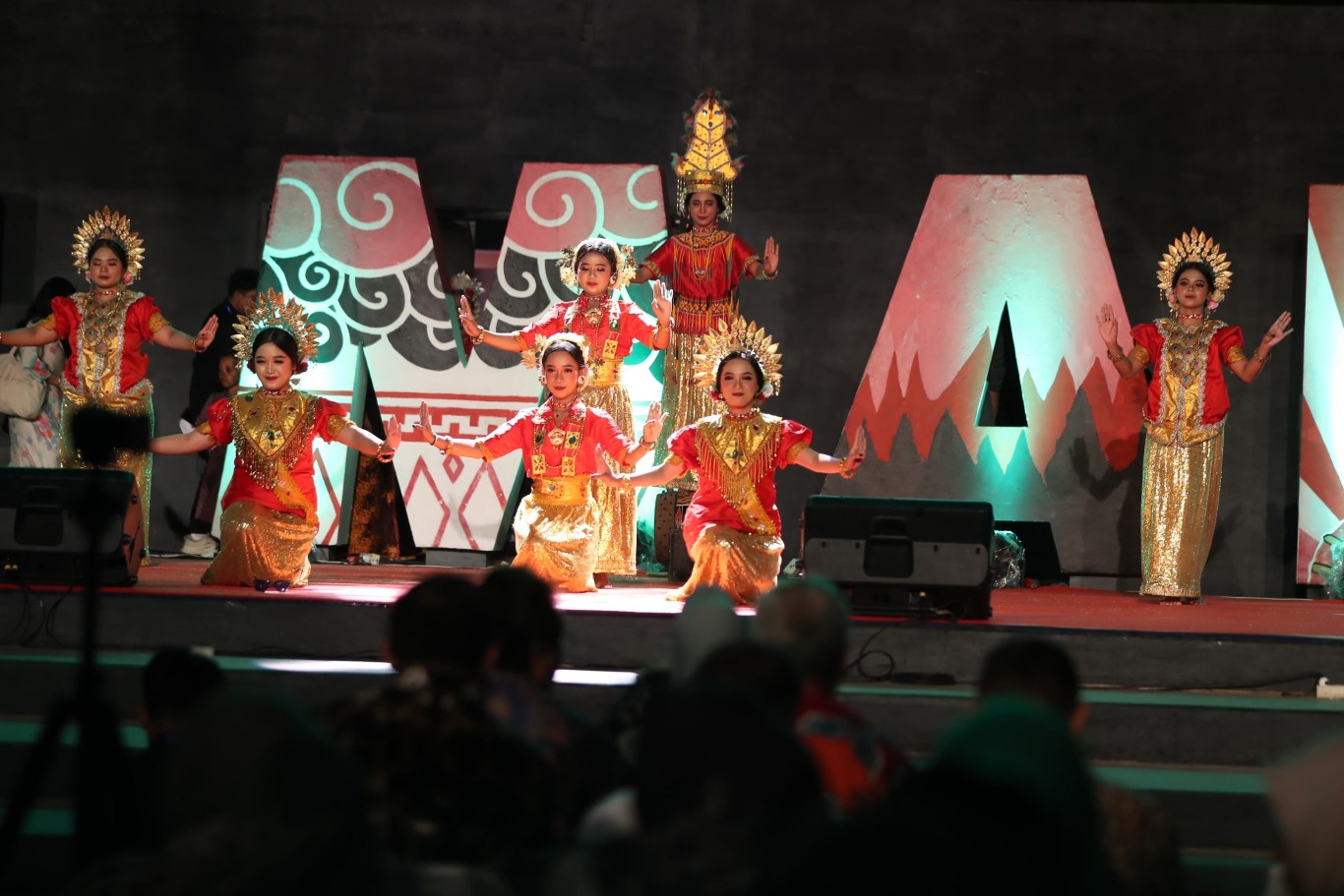 ist TARI--Tari Paduppa, tarian tradisional khas Sulsel menjadi salah satu pementasan yang dihadirkan di panggung KIM Fest 2024.