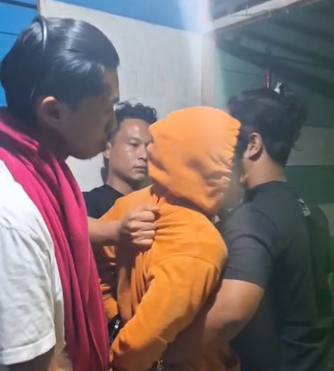 ANIAYA -- Pelaku penganiayaan Jp diamankan unit Resmob Polres Torut gegara melakukan penganiayaan terhadap kekasihnya dengan benda tajam, Minggu (9/8). 