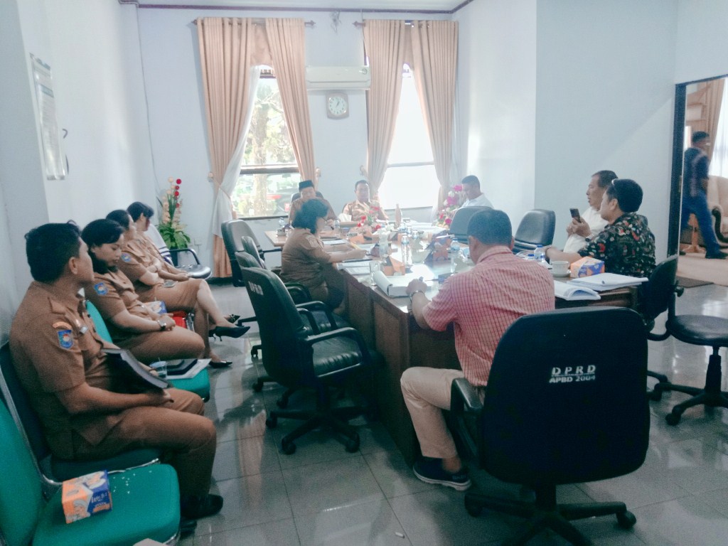 BAHAS -- Banggar dan TAPD Tana Toraja melakukan pembahasan KUA-PPAS Perubahan APBD di ruang rapat pimpinan DPRD Tator, Selasa (13/8).