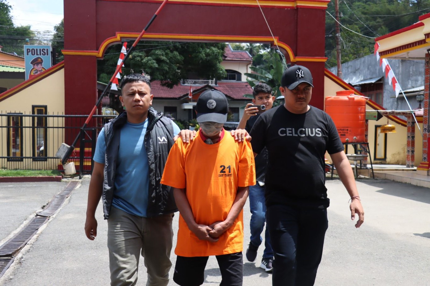 DISEL -- Warga Tapparan dijebloskan ke ruang tahan Polres Tator usai ditangkap di rumahnya gegara mencabuli dua orang anak yang masih dibawa umur, Rabu (21/8).
