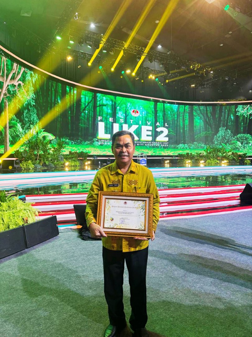 PENGHARGAAN -- Pemkab Tana Toraja menerima penghargaan pembinaan Program Iklim (Proklim) tahun 2024. Penghargaan diterima Wabub dr Zadrak Tombeg dari Menteri Lingkungan Hidup dan Kehutanan Siti Nurbaya Bakar di Jakarta Covention Center, Jumat (9/8).