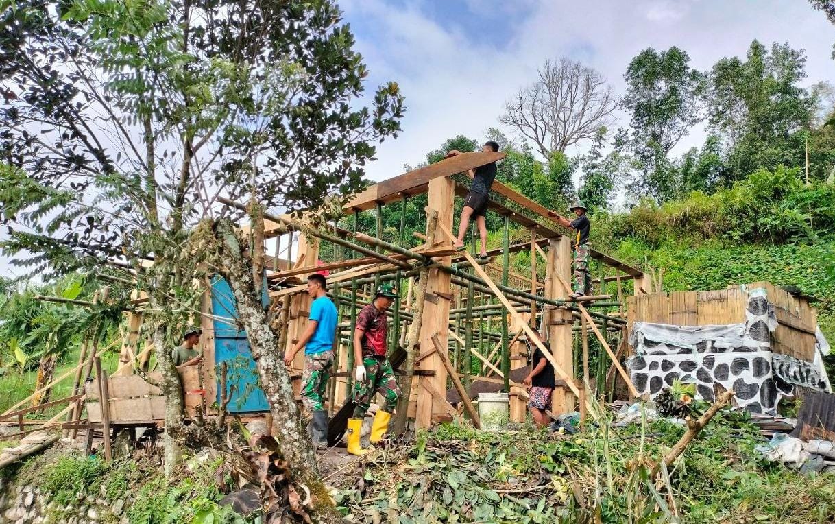 KEBUT -- Satgas TMMD di Rantetayo mengebut penyelesaian RTLH di Dusun Ukka baru-baru ini.