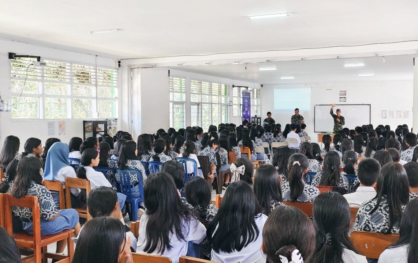 SOSIALISASI -- Satgas TMMD melakukan sosialisasi perekrutan prajurit TNI di SMA 6 Tator, Kamis (1/8). 