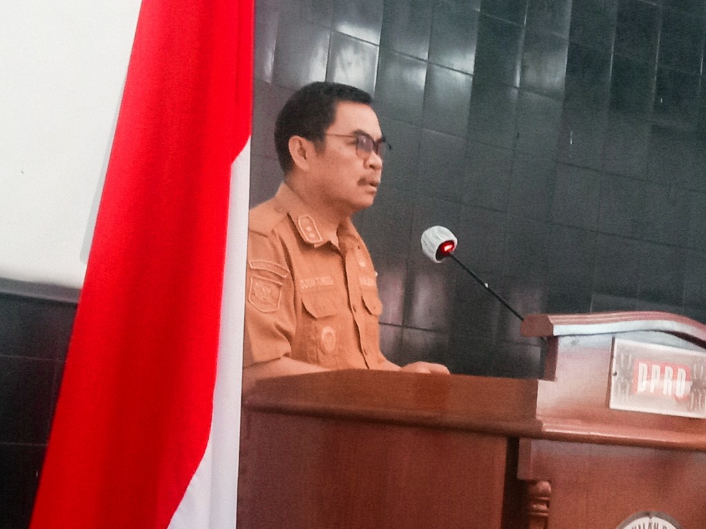 JAWABAN -- Wabub Zadrak Tombeg saat menyampaikan jawaban pemandangan umum atas pertanyaan fraksi di DPRD Tana Toraja, Senin (12/8).