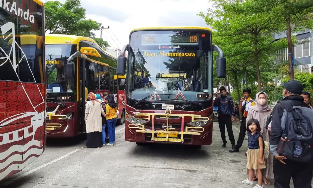 int TEMAN BUS--Bus Mamminasata atau Teman Bus mengalami re-route atau perubahan rute, khususnya di koridor 2 dan 5. Rute baru itu mulai dioperasikan sejak, Sabtu, (3/8). Tampak Teman Bus yang 