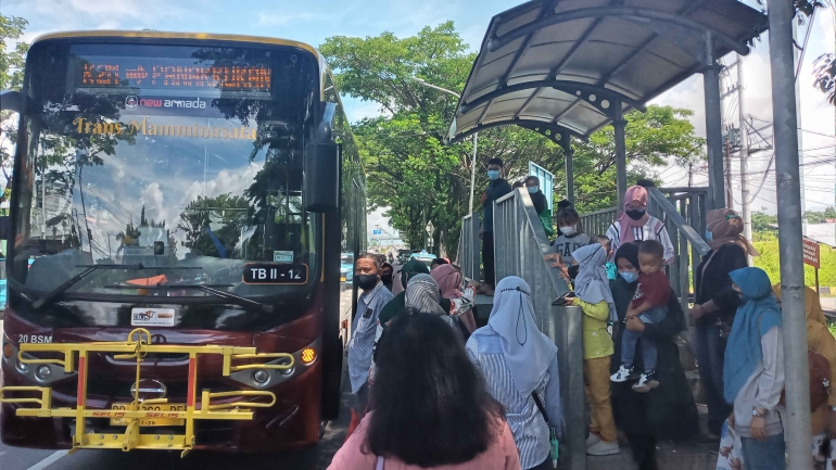 ist RUTE--UPT Trans Mamminasata bersama Dishub Makassar membahas dua rute pemberhentian Teman Bus yakni di depan Kantor Gubernur Sulsel dan di Jalan AP Petta Rani.Tampak Teman Bus berhenti di salah satu rute pemberhentian.