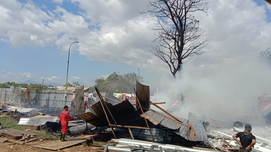 ist TERBAKAR--Sebuah gudang rockwool yang berlokasi di Jalan Boulevard Residence, Summarecon, Kelurahan Bulurokeng Kecamatan Biringkanaya terbakar pada Jumat (2/8). Kebakaran terjadi sekitar pukul 13.20 wita siang.
