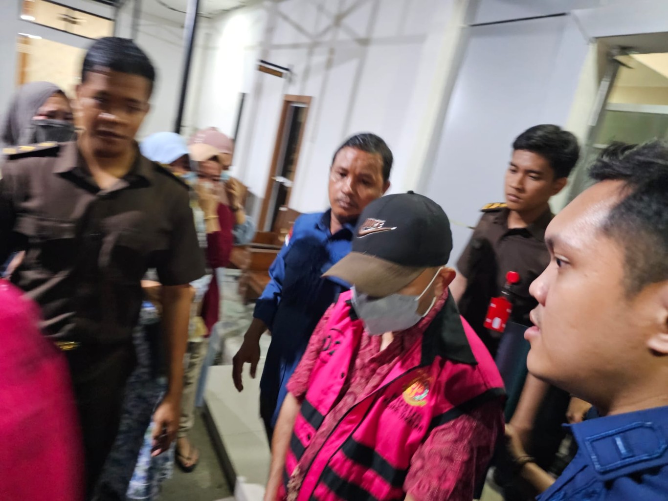 DITAHAN -- Tersangka kasus dugaan korupsi mark up BBM pada DLHP Kabupaten Takalar, dengan berpakaian rompi digiring ke mobil tahanan untuk selanjutnya dijebloskan ke balik sel.
