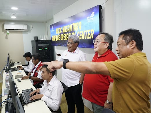 TINJAU NSOC -- Komisaris Utama Telkom Bambang P Brodjonegoro (tengah) didampingi Direktur Utama Telkom, Ririek Adriansyah (kanan) dan Direktur Network & IT Solution Telkom, Herlan Wijanarko (kiri) saat meninjau Nusantara Service Operation Center (NSOC) TelkomGroup.