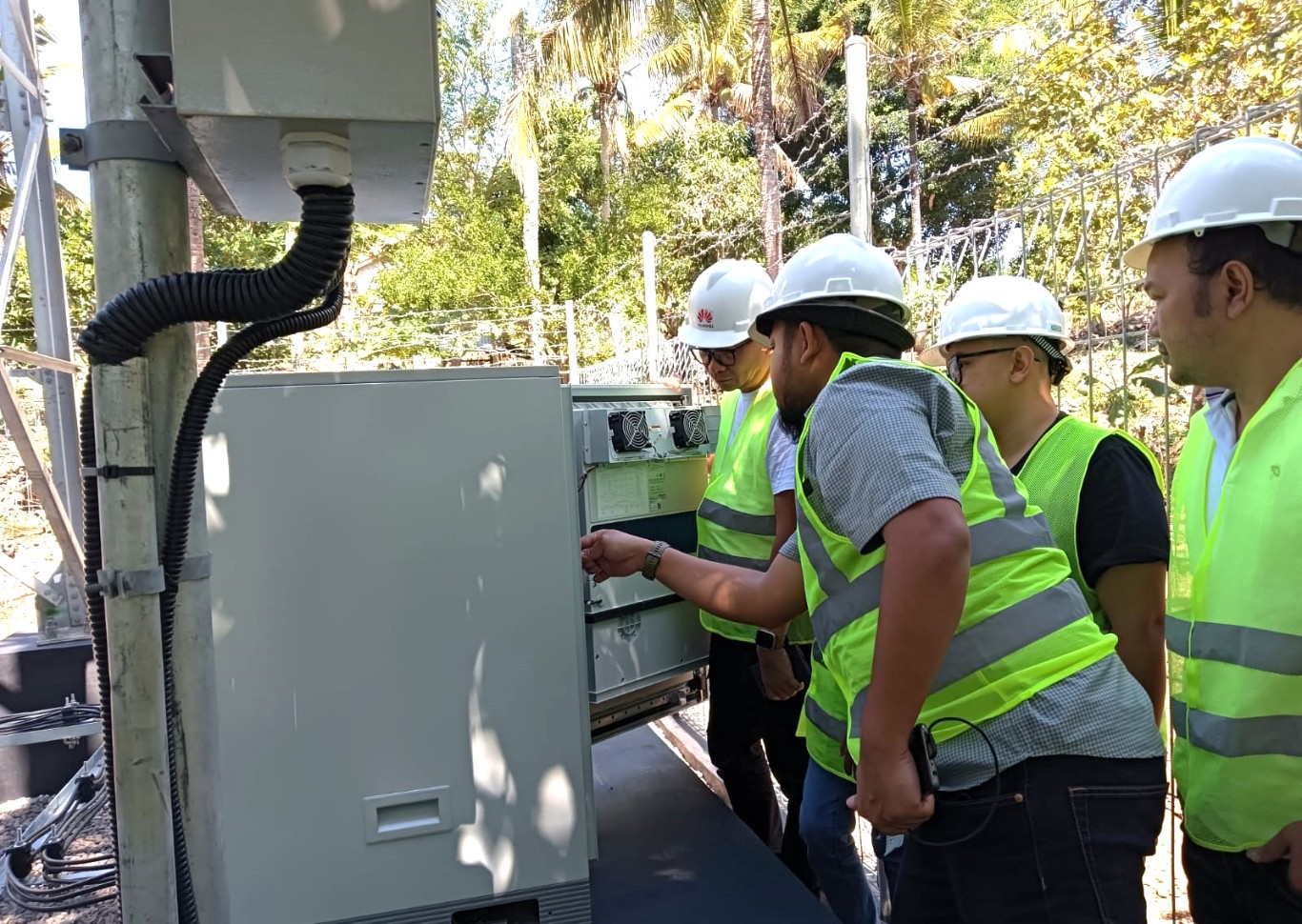 TINJAU PERANGKAT -- Direktur & Chief Technology Officer XL Axiata, I Gede Darmayusa (paling kiri) dan team network meninjau perangkat BTS XL Axiata yang berada di Banjar Riseh, Desa Klumpu, Kecamatan Nusa Penida, Kabupaten Klungkung, Bali,  belum lama ini.