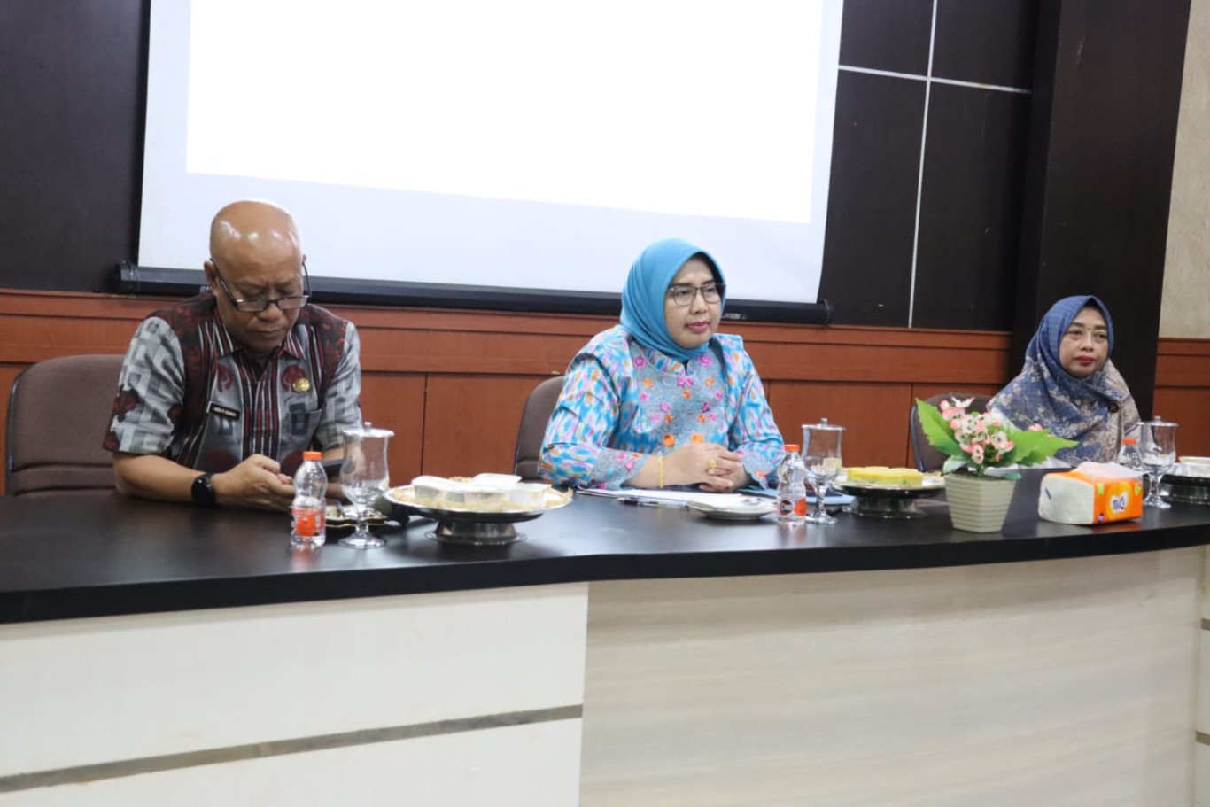 RAKOR -- Pj Ketua TPPKK Kabupaten Wajo mengadakan Rakor Tim Pembina Kabupaten Sehat Tahun 2024 didampingi Kepala Bappelitbangda Andi Pallawarukka dan Kepala Dinas Kesehatan dr Armin di Aula Bappelitbangda baru-baru ini. 