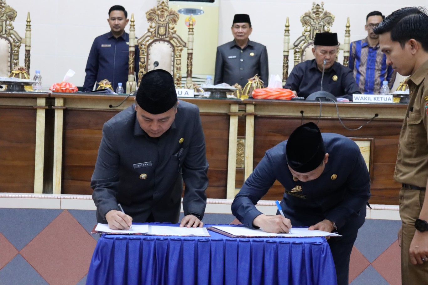 PERDA -- Pemkab Wajo dan DPRD menyetujui penetapan tiga Rancangan Peraturan Daerah (Ranperda) menjadi Peraturan Daerah (Perda) dalam rapat paripurna di Gedung DPRD Wajo, Senin (26/8).
