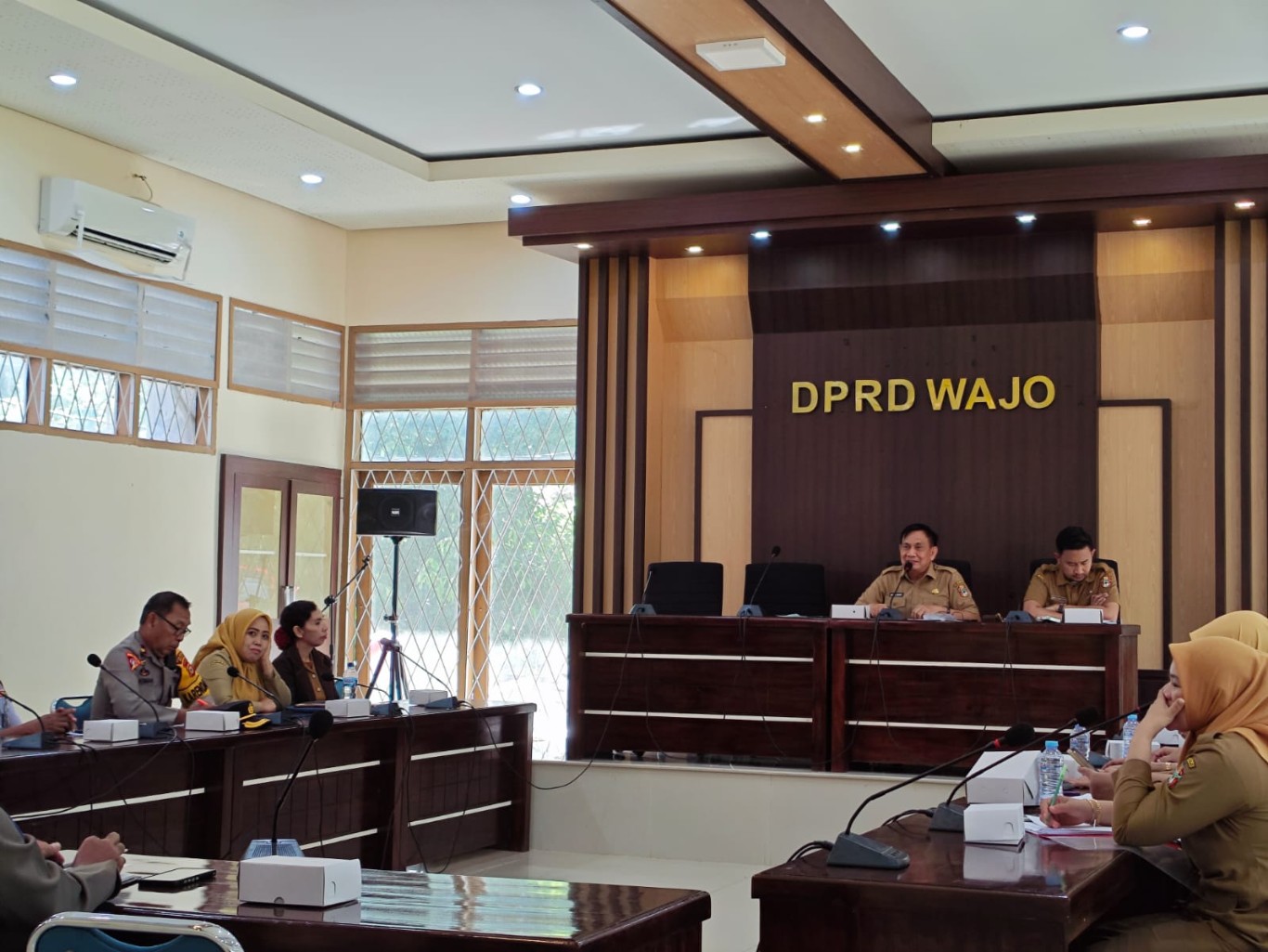 PERSIAPAN -- Sekretariat DPRD Kabupaten Wajo menggelar rapat bersama Kominfo, Polres, Dinas Kesehatan, Kementerian Agama, dan Satpol PP persiapan pelantikan anggota DPRD Wajo periode 2024-2029 di Ruang Rapat Paripurna Mini DPRD, Selasa (27/8). 