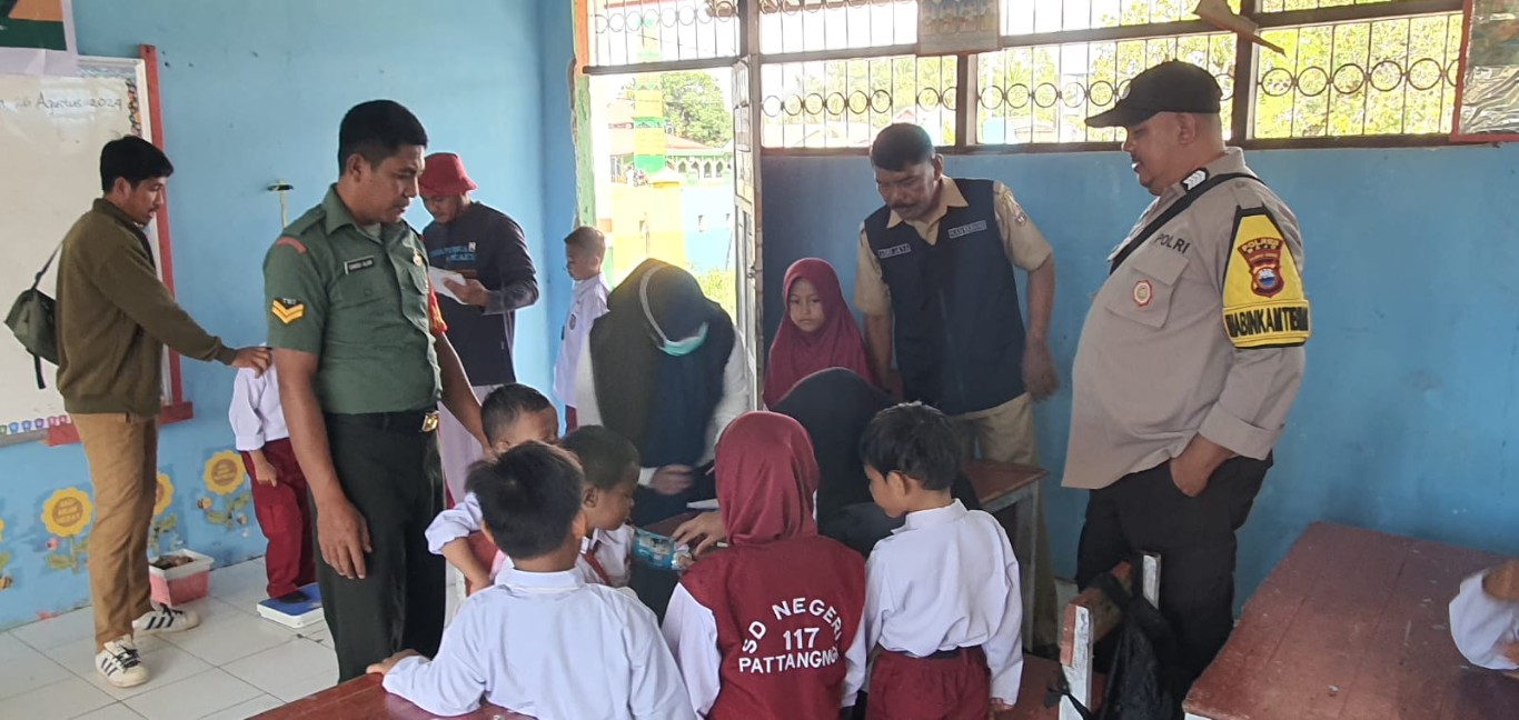 SWEEPING -- Kepolsian Sektor (Polsek) Bola Polres Wajo menggelar sweeping untuk anak sekolah dalam rangka PIN Polio Tahap II, Senin (26/8). 