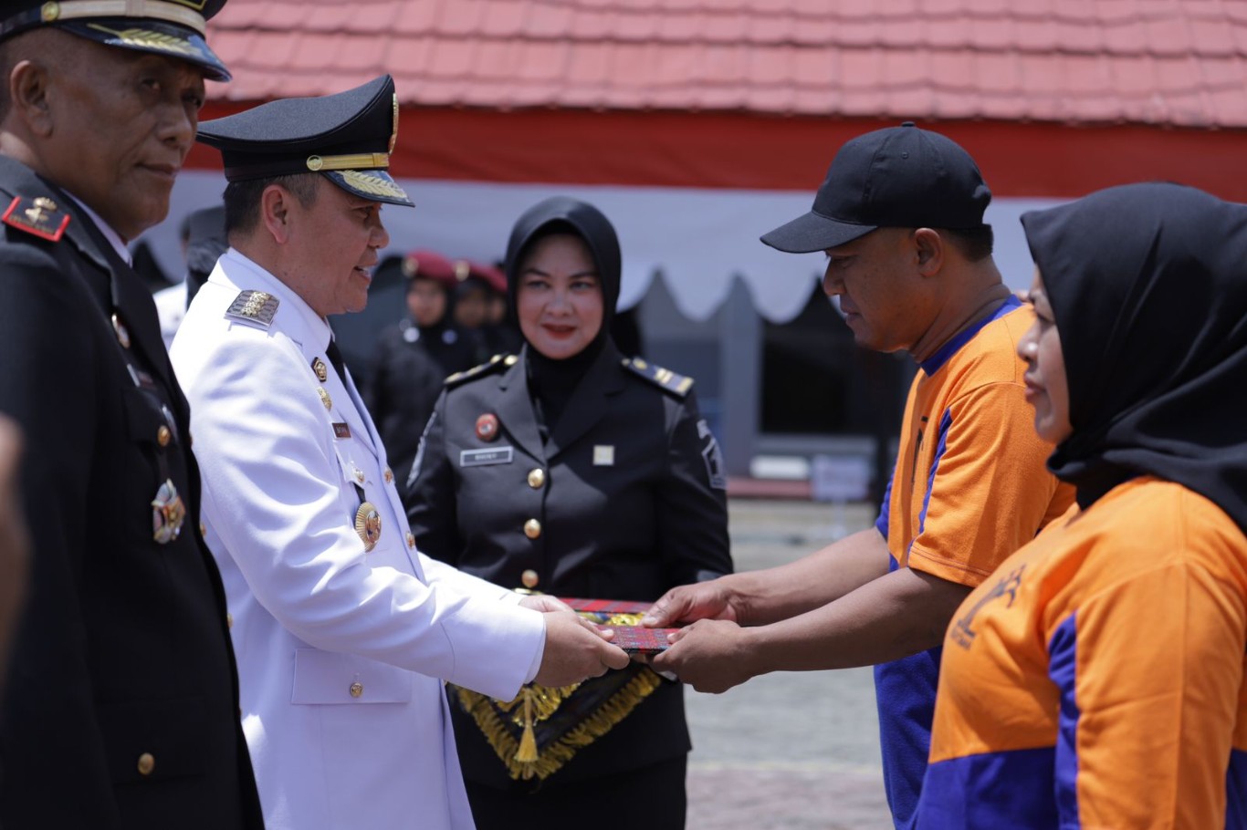SERAHKAN SK -- Pj Bupati Wajo Andi Bataralifu menyerahkan Surat Keputusan (SK) remisi kepada 156 Warga Binaan Pemasyarakatan (WBP) Rumah Tahanan Negara (Rutan) Kelas IIb Sengkang secara simbolis, Sabtu (17/8).