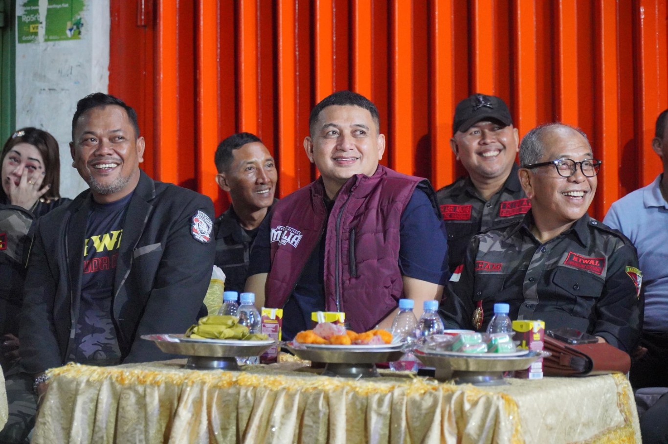 IST
RESMIKAN DUKUNGAN----Politisi Golkar selaku calon wali kota Makassar Munafri Artifuddin dan Ilham Arief Sirajuddin disela sela menerima deklarasi dukungan dari Ormas KIWAL 
