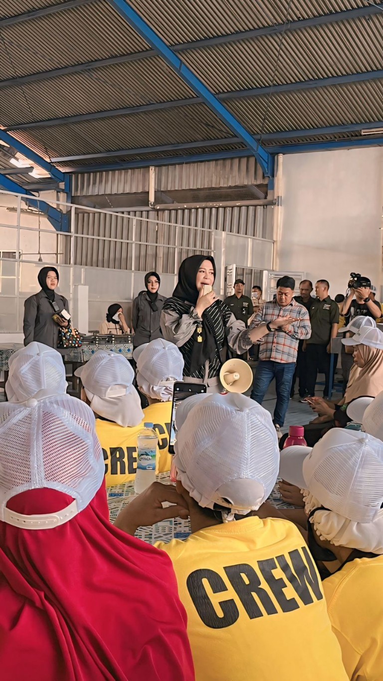 Bersinergi Pelaku Usaha,  Fatma Kunjungi Pabrik Mi