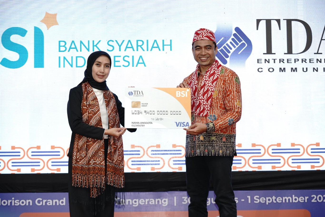 SVP Retail Deposit Solution BSI Vita Andrianty (kiri) bersama Presiden TDA 8.0 Eko Desriyanto (kanan) saat peluncuran Kartu Co-Branding ATM Debit BSI yang didesain khusus yang menjadi kartu member TDA di acara Musyawarah Kerja Nasional Komunitas Pengusaha Tangan Di Atas (TDA) 8.0 2024 di Hotel Horison Grand Serpong Tangerang, Banten, Jumat (30/8).