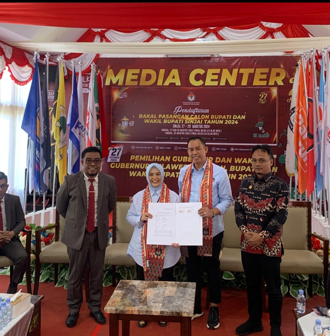 Pasangan RAMAH saat mendaftar sebagai calon Bupati dan Wakil Bupati Sinjai di KPU Sinjai. 