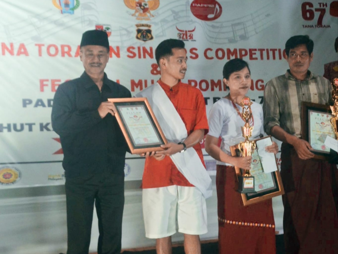 Penyerahan hadiah kepada para pemenang Torajan Singers Competition dan Festival Musik Pompang.