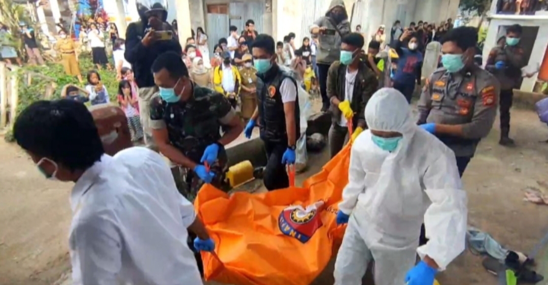 Aparat Polsek Rantepao saat mengevakuasi korban yang ditemukan membusuk di dalam kamar kosnya di Jalan Serang, Rantepao.