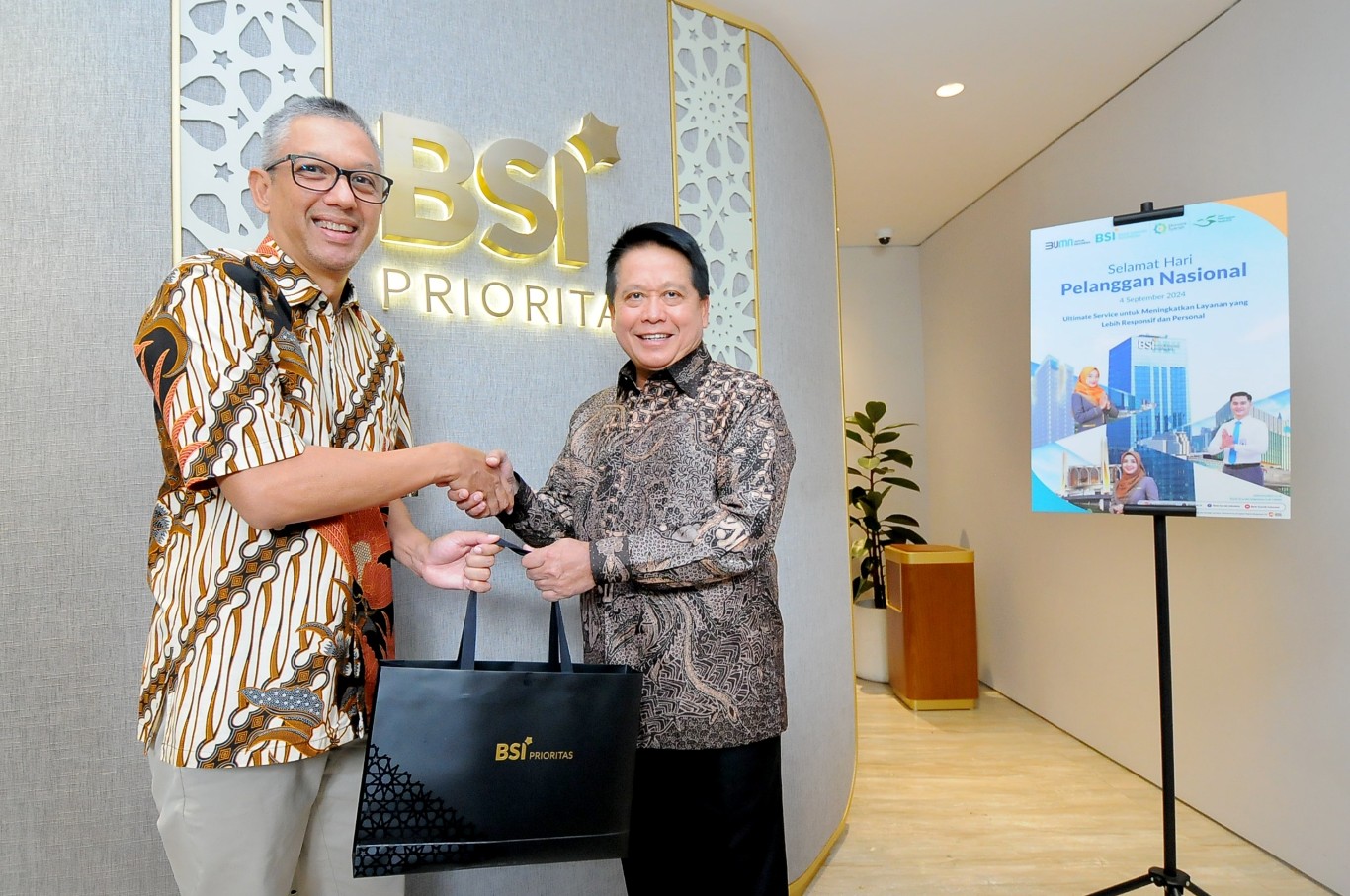 Direktur Utama BSI Hery Gunardi (kanan) berikan apreasi langsung kepada nasabah BSI Prioritas sebagai bentuk ucapan terima kasih kepercayaan atas loyalitas dalam rangka memperingati Hari Pelanggan Nasional 2024 di BSI Prioritas Pondok Indah, Rabu (4/9/2024).